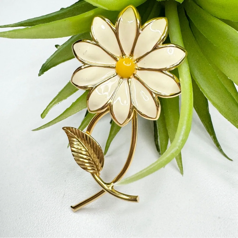 Vintage 60s Retro Cream White Daisy Enamel Gold Tone Statement Flower Brooch MOD